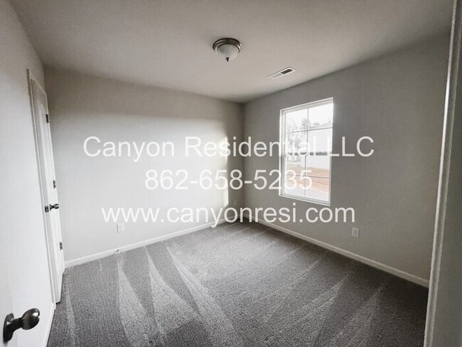 Building Photo - 706 Quail Ln