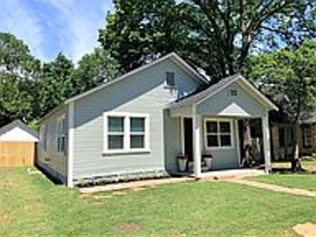 Building Photo - Available August 2026! 2 Bed House Near Downtown Bryan!