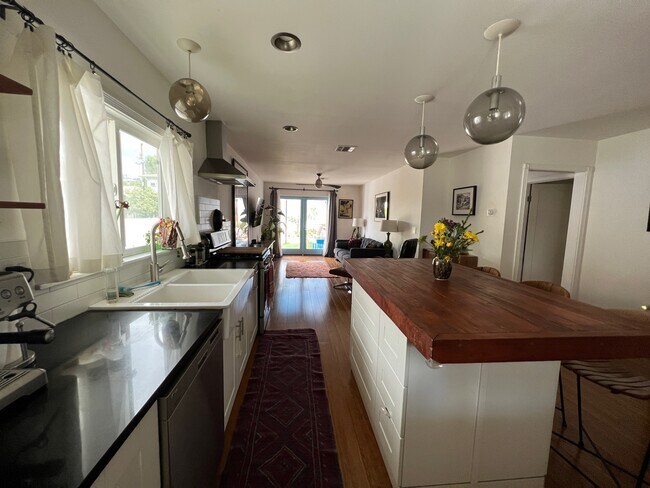 Building Photo - 310 Newland St