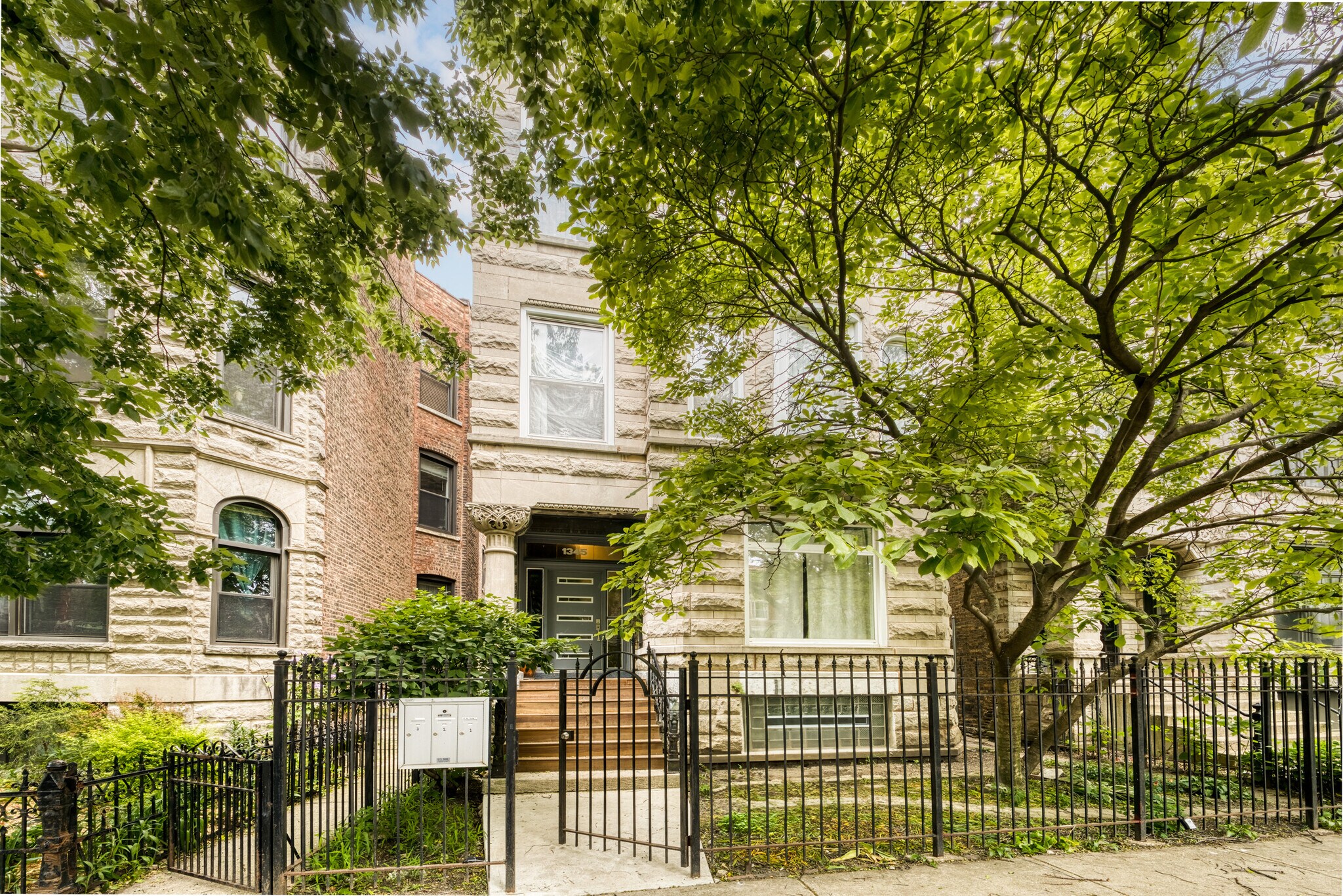 Building Photo - 1345 N Maplewood Ave