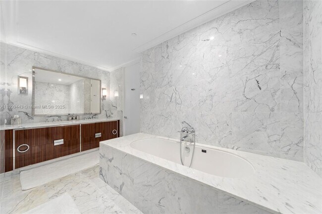 Building Photo - 15701 Collins Ave