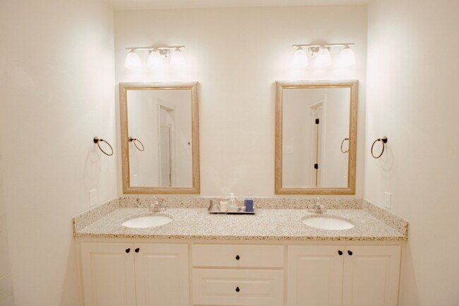 Building Photo - Spacious 3-Bedroom Duplex in South Lubbock