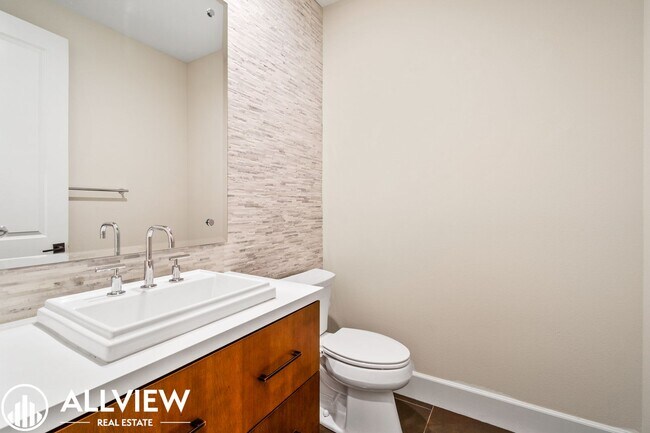 Building Photo - Luxurious and Rare 5 Bed 5.5 Bath Located ...