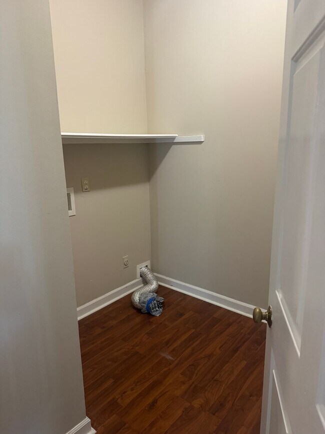 Building Photo - Spacious and inviting 3-bedroom