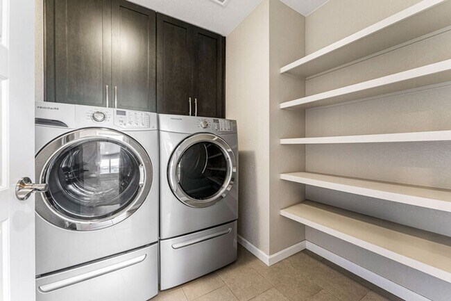 Building Photo - Modern End Unit in the Meadows!