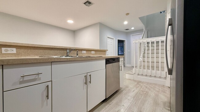 Building Photo - Spacious 3/3 Townhouse with Lake View – Sa...