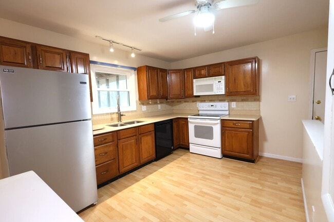 Building Photo - Charming 3-Bed, 2-Bath Home with 2 Car Garage & Covered Patio