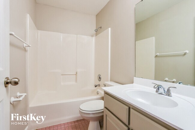 Building Photo - 650 Silver Maple Dr