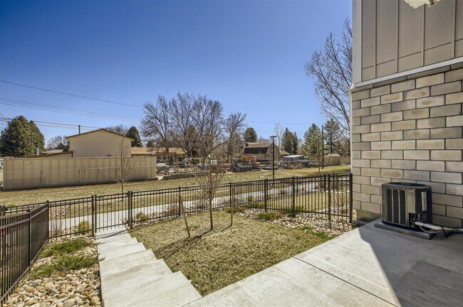 Building Photo - Beautiful SW Longmont Townhome