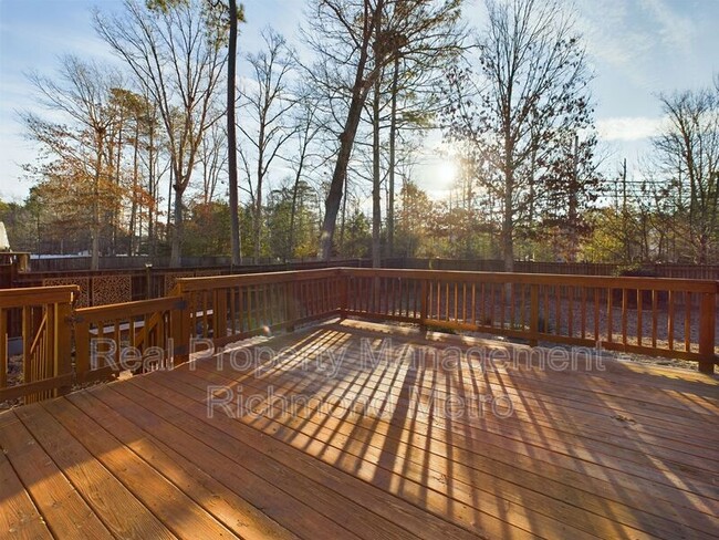 Building Photo - 6431 Kings Crest Ct