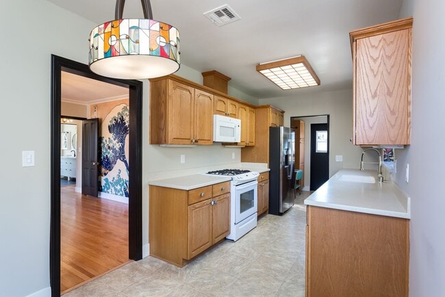 Building Photo - Charming Home in Kensington