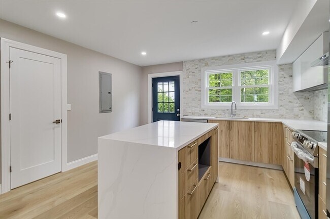 Building Photo - 192 Main St