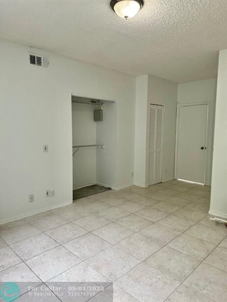 Building Photo - 7813 Sanibel Dr