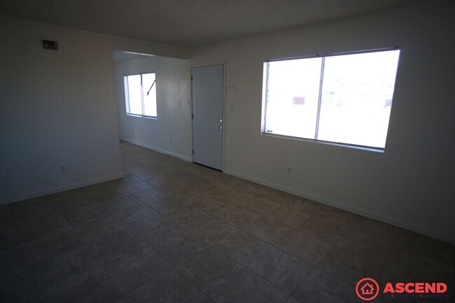 Building Photo - 209 E Warren Ave