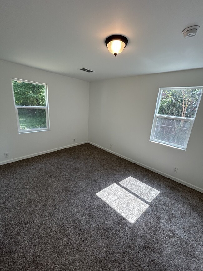 Building Photo - 370 Collinwood Ave