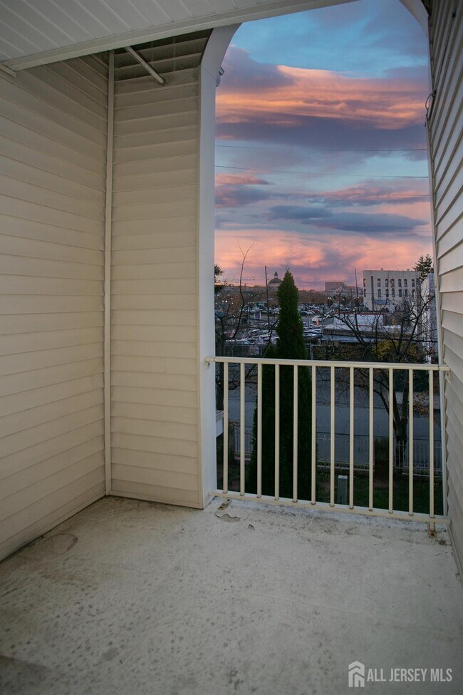 Building Photo - 410 Johnstone St