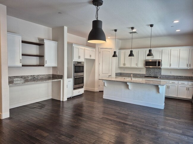 Building Photo - Adorable 4 bedroom 3 Bath with Loft