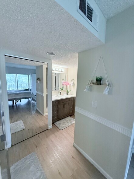 Building Photo - 1566 SE Royal Green Cir