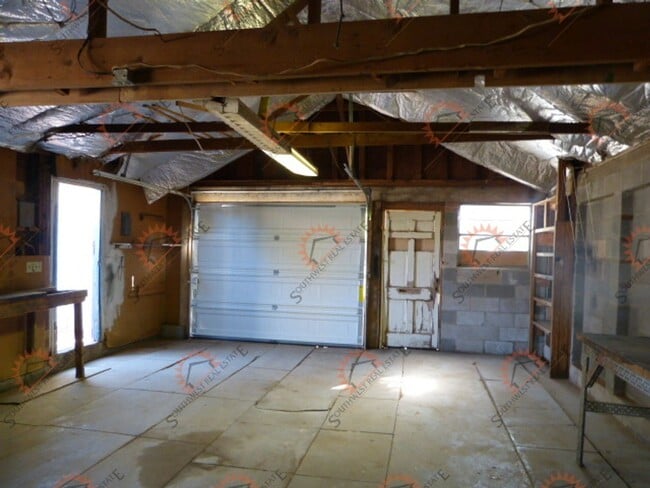 Building Photo - Spacious 2 bedroom 1 bath with large garage.