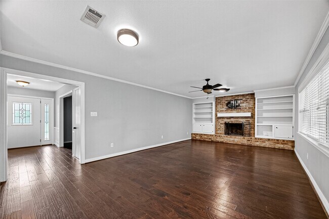 Building Photo - 811 Thicket Ln