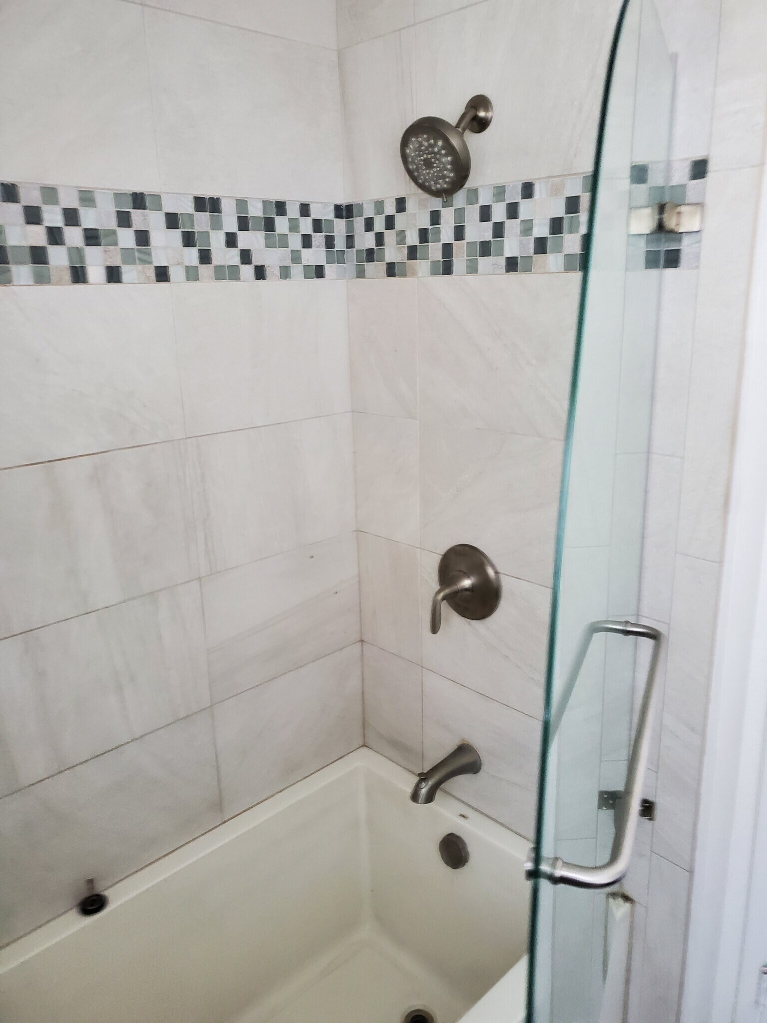 Upstairs bathroom tub/shower. - 1710 Oldfield Way