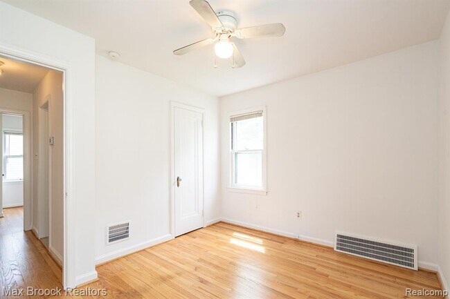Building Photo - 1587 Leroy St