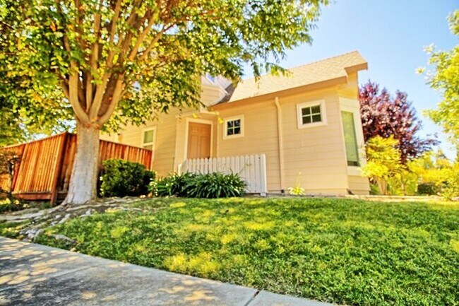 Building Photo - Lovely, Hidden Lake 4 bedroom, 2.5 bathroo...
