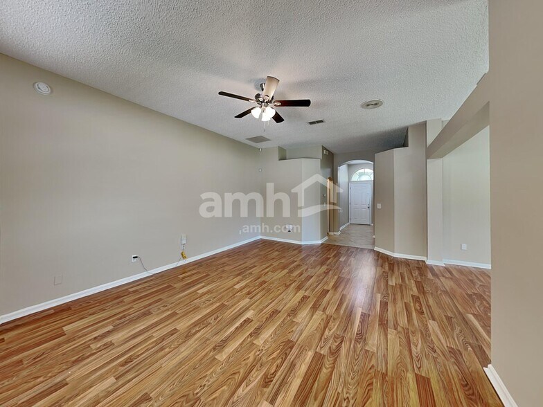 Building Photo - 220 Southlake Dr