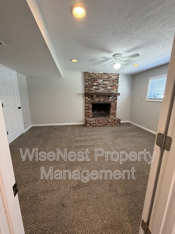 Building Photo - 1820 E Cherokee Ln