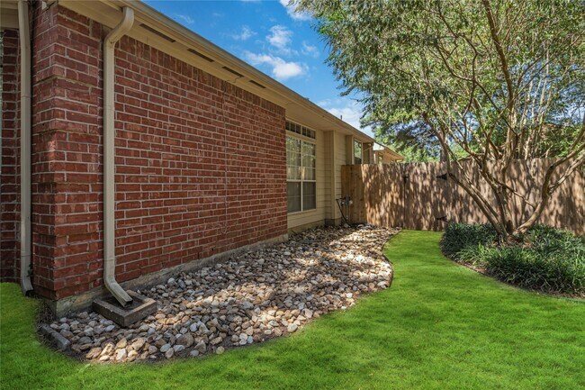 Building Photo - 88 Laughing Brook Ct