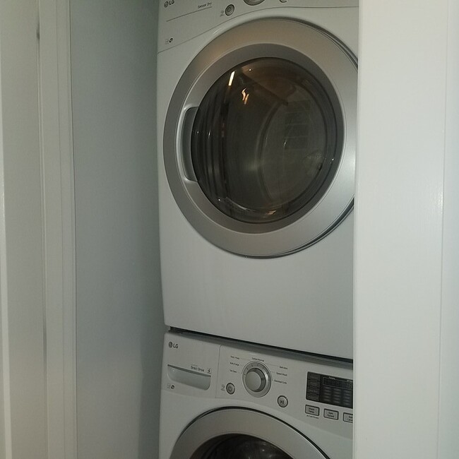 Building Photo - 230 Bowen St