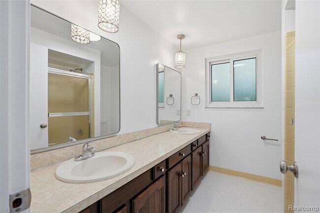 Building Photo - 1880 Welling Dr