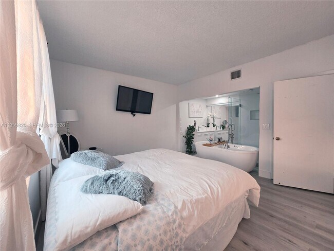 Building Photo - 1303 Presidio Dr