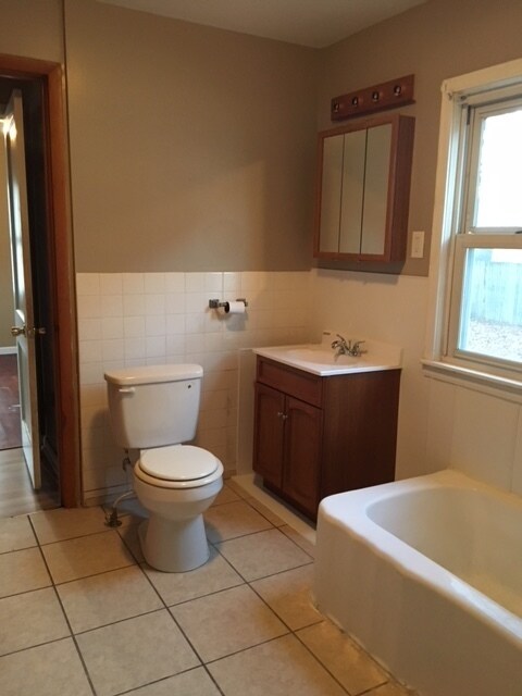 Building Photo - Spacious 3 Bedroom Single Family Home -