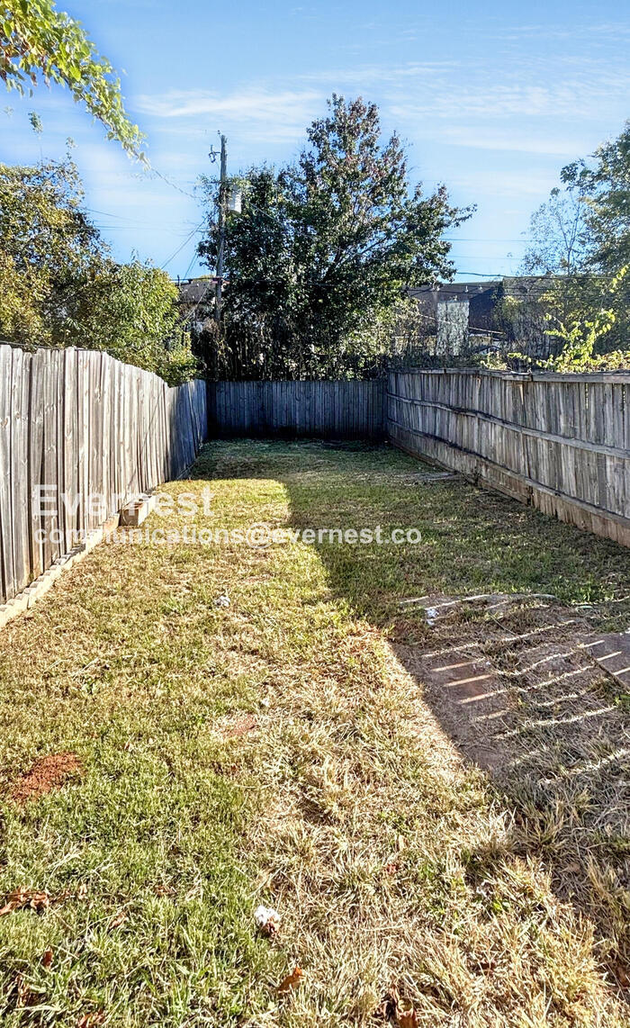 Building Photo - 5547 St James St