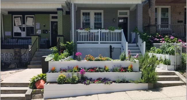 Building Photo - 4 bed 3.5 bath. Parking! Pets Welcome!