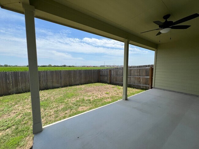 Building Photo - Luxury Duplex 3/2 in Seguin