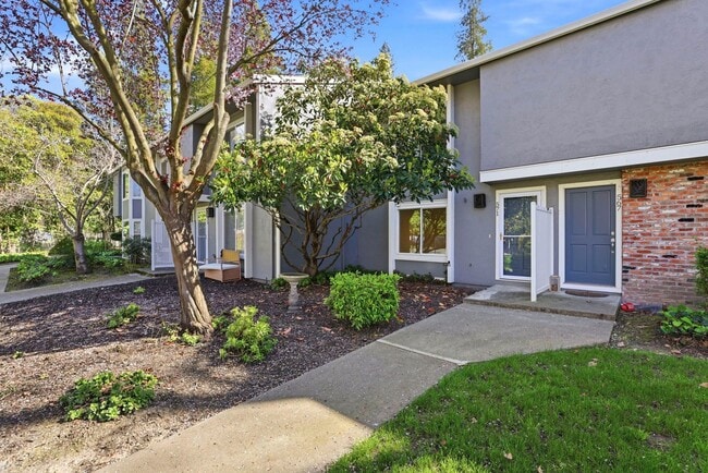 Building Photo - Freshly Renovated Single-Family Townhouse for Rent