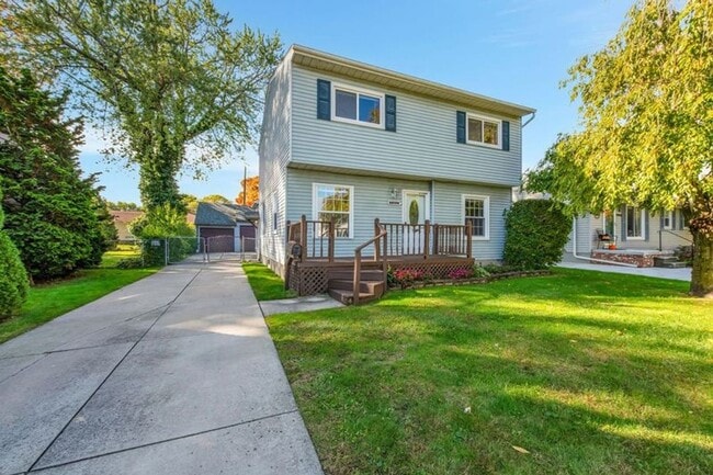 Primary Photo - 22100 Revere St