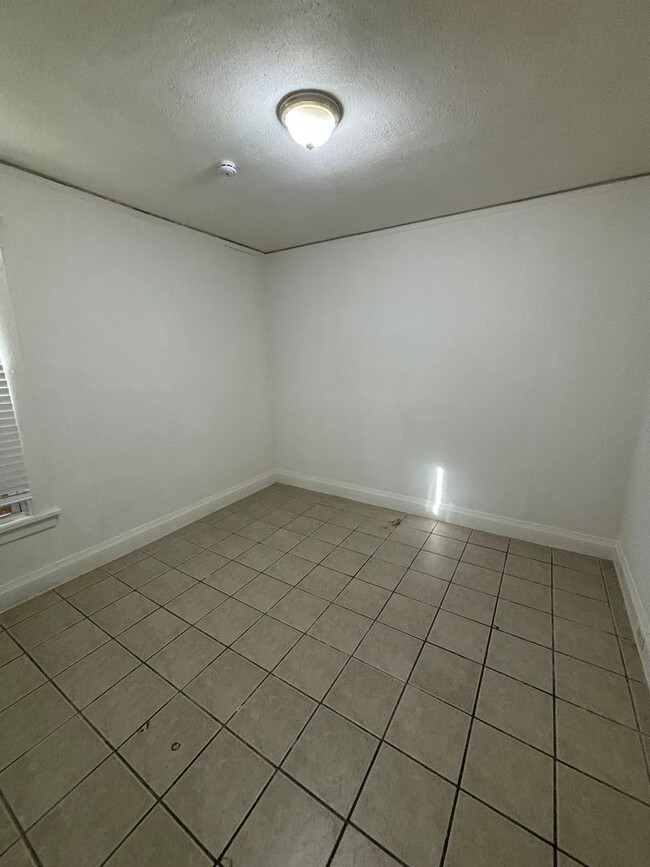 Building Photo - Spacious 6-Bedroom Home with Modern Update...