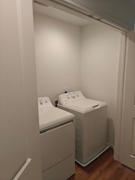 Washer &B Dryer - 113 N 5th St