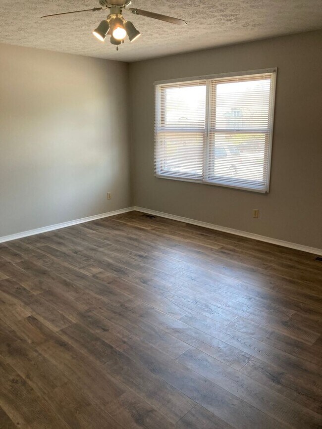 Building Photo - 3 Bedroom, 1.5 bath Home