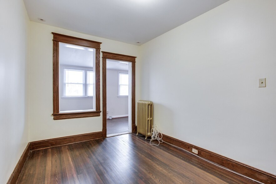 Room 2 - 702 Ingraham St NW