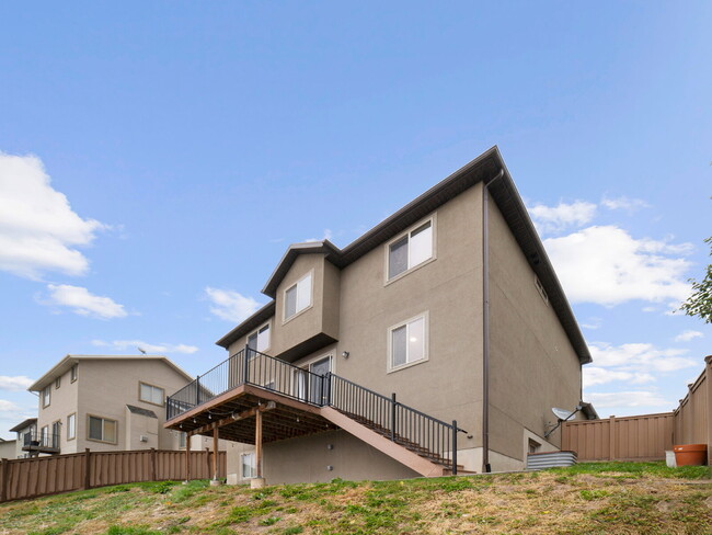 Building Photo - Spacious 4-Bed Oasis in Foxtrail Drive Lehi