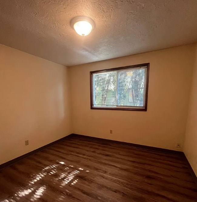 Building Photo - Spacious 3 Bedroom Home with Fenced Yard & Oversized Garage in Eugene