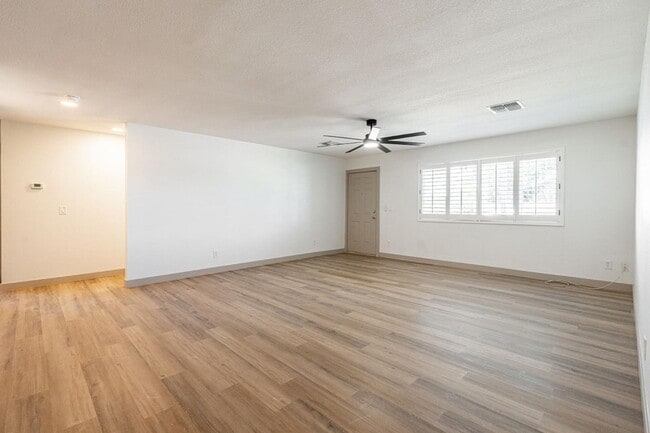 Building Photo - 5739 W Monte Vista Rd