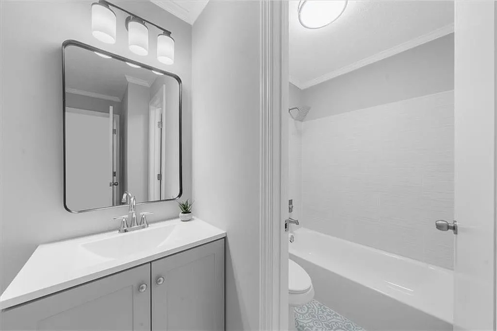 Ensuite Bathrooms - 704 Augusta Dr SE