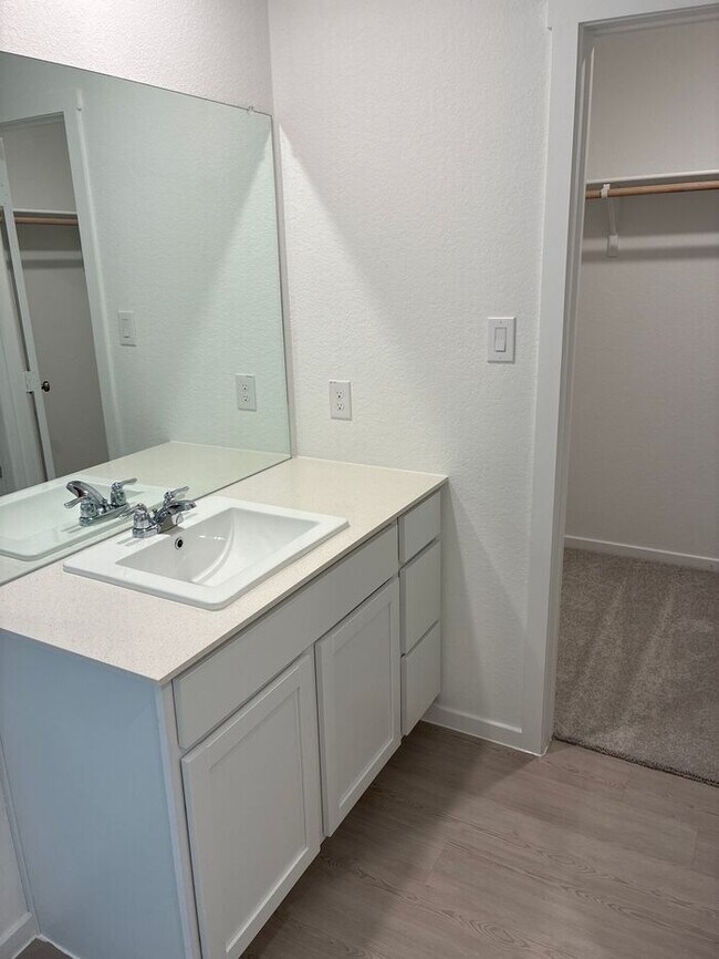 Building Photo - Charming 4 beds 2 baths in San Antonio!