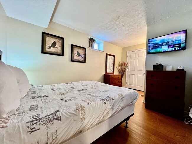 Building Photo - Great corporate furnished rental- close to everything.