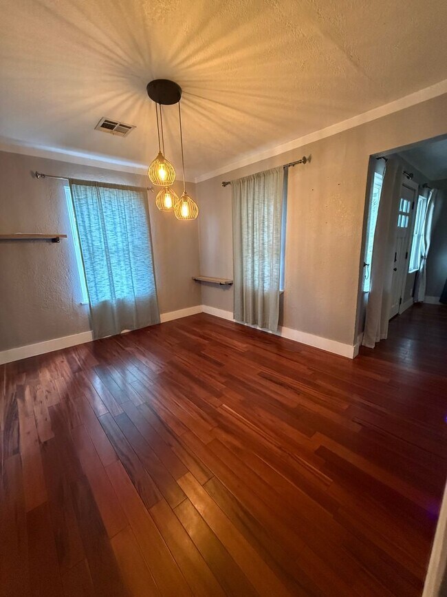 Building Photo - 2 bed/1 bath Norman Cottage